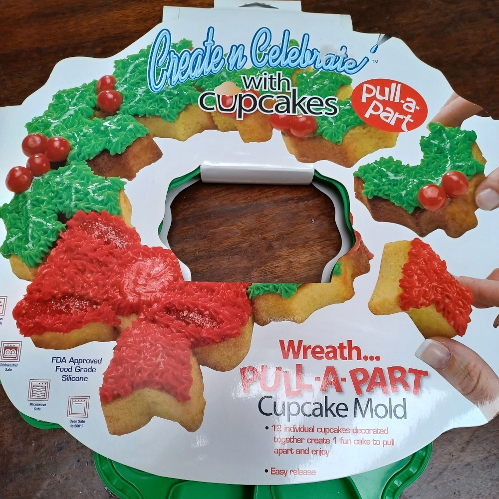 NWOT WREATH PULL A PART CUPCAKE MOLD